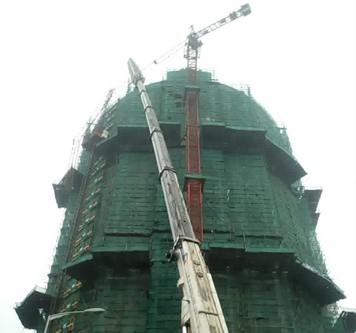 赣州吊车在工地上作业